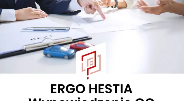 Dwie osoby omawiają dokumenty, obok małe modele samochodów. Tekst: ERGO HESTIA Wypowiedzenie OC.