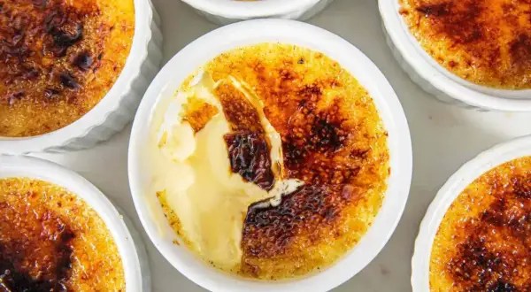 Flera crème brûlée i vita skålar, med knäckig karamelliserad yta. En riktigt god dessert!