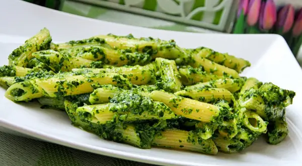 Penne z aromatycznym pesto z czosnku niedźwiedziego. Idealny przepis na wiosenny obiad.