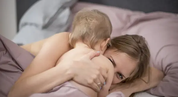 Znaczenie dotyku w rozwoju dziecka: Jak brak bliskości może zaszkodzić