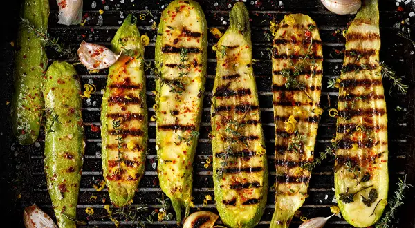 Grillad zucchini med vitlök, örter och citronzest. Perfekt som tillbehör till sommarmiddagen.
