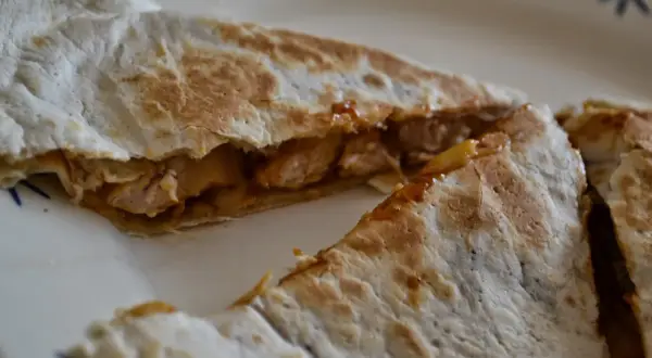 Qurrito z KFC, pyszne kawałki kurczaka w sosie, idealne na szybki posiłek. Zastanawiasz się nad kcal?