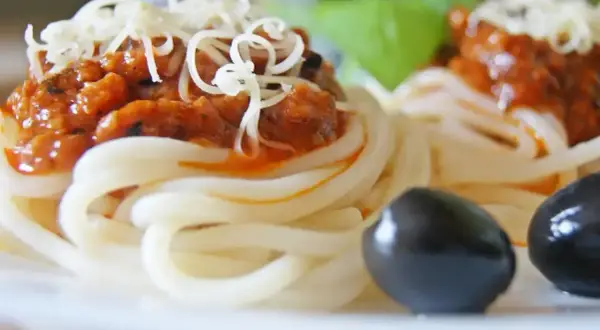 Pyszne spaghetti z sosem bolońskim i startym serem. Idealne danie, gdy zastanawiasz się, co zrobić z mascarpone, by nadać mu kremowości.