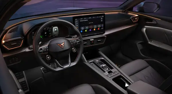 Intérieur moderne du Cupra Leon avec éclairage d'ambiance personnalisable, écran tactile et tableau de bord numérique.