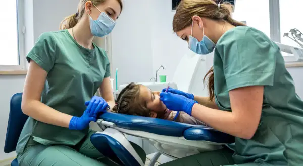Maseczka u dentysty 2026: Obowiązek czy własne zasady gabinetu?