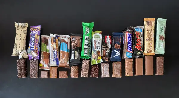 Eine Auswahl an Proteinriegeln, ideal, wenn man wann Proteinriegel essen möchte. Verschiedene Marken und Geschmacksrichtungen.