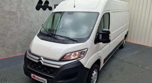 Furgoneta blanca Citroën Jumper 2.2 HDI, lista para solucionar cualquier problema.