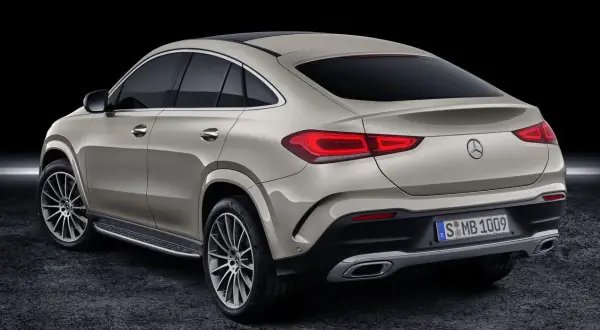 Tylna część eleganckiego, beżowego Mercedesa GLE Coupe. Sprawdź jego imponujące mercedes gle wymiary.