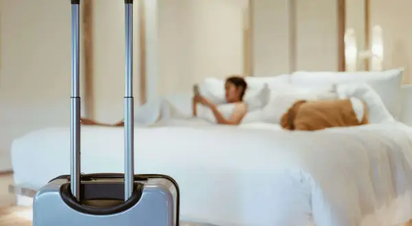 Zabezpiecz pokój hotelowy: Czy karta to za mało? Twój spokój.