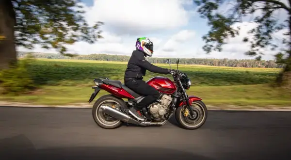 Spodnie motocyklowe na lato: Jak wybrać bezpieczne i przewiewne?