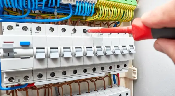 Na jakiej wysokości rozdzielnia elektryczna? Bezpieczne montowanie w domu