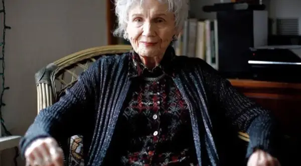 Portret starszej kobiety, kanadyjskiej pisarki noblistki Alice Munro, siedzącej w fotelu.