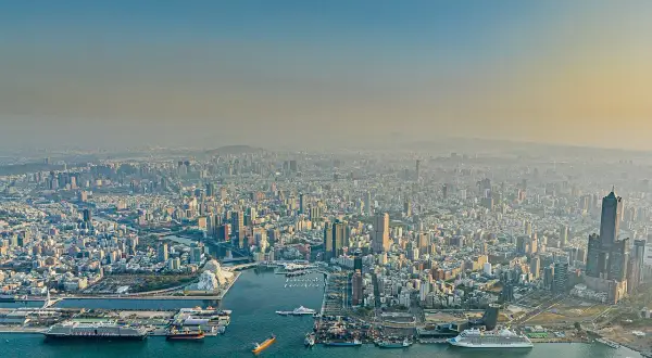 Blick über die Stadt und den geschäftigen Kaohsiung Port mit Schiffen und Containern.