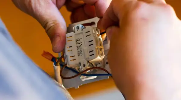 Ile kosztuje biały montaż elektryczny? Sprawdź ceny i ukryte koszty