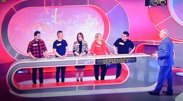 Uczestnicy teleturnieju, w tym rodzina pracowników TVP, czekają na rozpoczęcie gry.