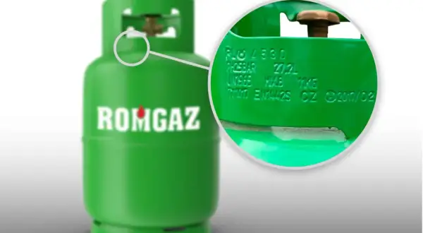 Zielona butla LPG z napisem ROMGAZ i zbliżeniem na wybite oznaczenia.