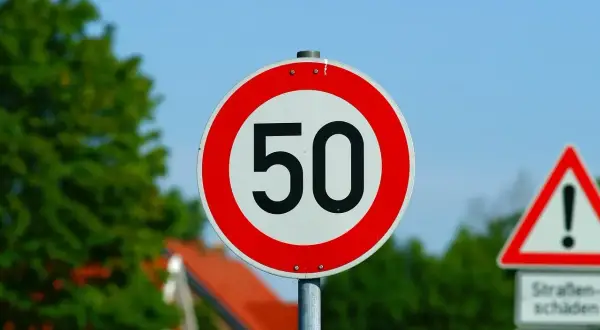 Znak ograniczenia prędkości do 50 km/h. Uważaj na te predkosci na drodze, zwłaszcza w pobliżu znaków ostrzegawczych.