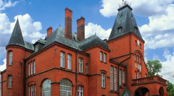 Pałac w Kobylnikach – rezydencja z burzliwą historią