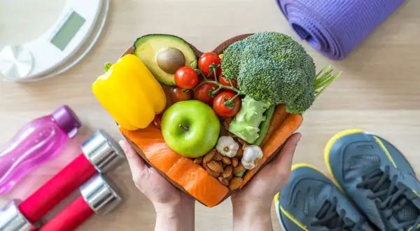Un cuore di cibo sano: salmone, avocado, mele, broccoli, carote, pomodori, peperoni, mandorle e aglio. Perfetto per la frutta dopo i pasti e uno stile di vita attivo.