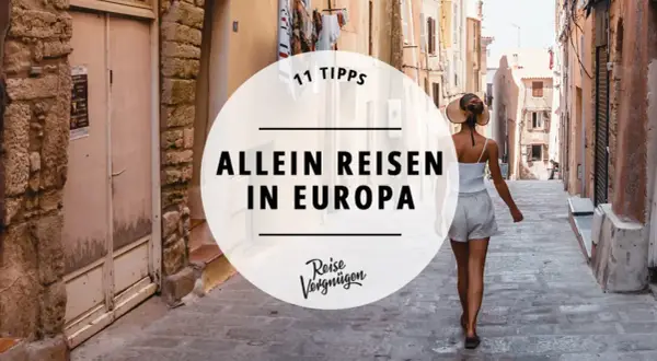 Frau mit Hut geht allein durch eine Gasse in Europa. Tipps für backpacking europa alleine.
