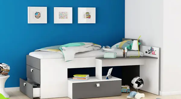 Chambre de garçon moderne avec lit mezzanine, bureau intégré et décoration murale fun. Une idée tendance peinture chambre garçon pour un espace dynamique.