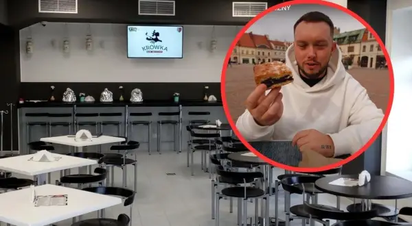 Wnętrze baru "Krowka". Mężczyzna w białej bluzie trzyma kawałek ciasta makowego. Sprawdzam polny bar mleczny opinie.