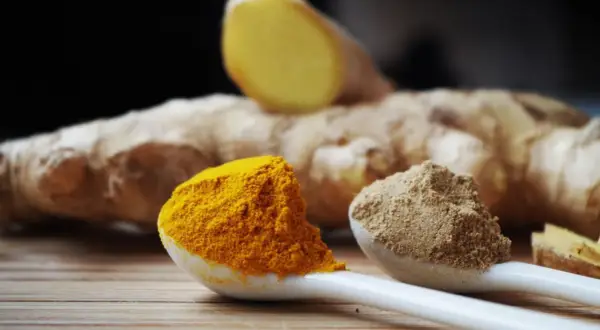 Czy kurkuma to to samo co curry? Odkryj kluczowe różnice!