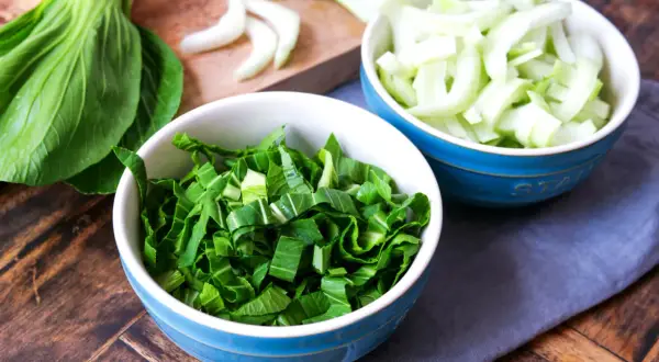 Frischer Pak Choi, einmal gehackt und einmal in Streifen geschnitten, bereit für die Zubereitung.
