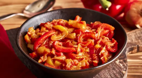 Schüssel mit Letscho, einem herzhaften Paprika-Eintopf. Ein einfaches und leckeres Letscho Rezept.