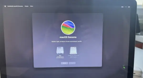 Ekran instalacji macOS Sonoma. Wybierz dysk, aby dowiedzieć się, jak sformatować MacBooka.