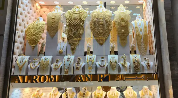 Lotnisko Dubaj: Co kupić? Złoto, perfumy i najlepsze okazje!