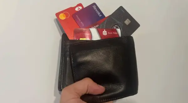 Portfel z kartami płatniczymi, w tym Revolut i Bank Polski. Michał Krol korzysta z cudzej karty płatniczej za zgodą.