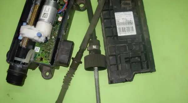 Elementy mechanizmu hamulca ręcznego elektrycznego Toyota Avensis. Rozwiązanie problemu jak odblokować hamulec ręczny elektryczny Toyota Avensis.