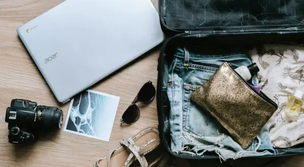 Gotowy do podróży? W bagażu: laptop, aparat, okulary, sandały i ubrania.
