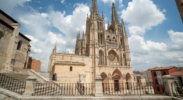 Impresionante vista de la Catedral de Burgos, un tesoro gótico. Descubre qué ver en la Catedral de Burgos, con sus torres y rosetón.