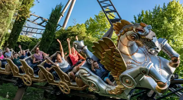 Menschen auf einer Achterbahn mit einem geflügelten Pferd im Europa-Park.