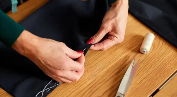 Uszyj pokrowiec na kanapę krok po kroku: Poradnik DIY