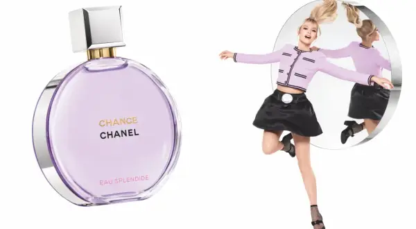 Chanel Chance 100ml. Radosna kobieta w pastelowej stylizacji skacze przed lustrem, obok flakonik perfum.