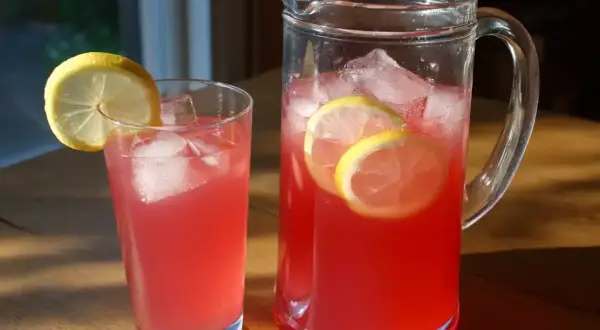 Ett glas och en karaff med rabarbersaft med citron och is. Perfekt för en solig sommardag.