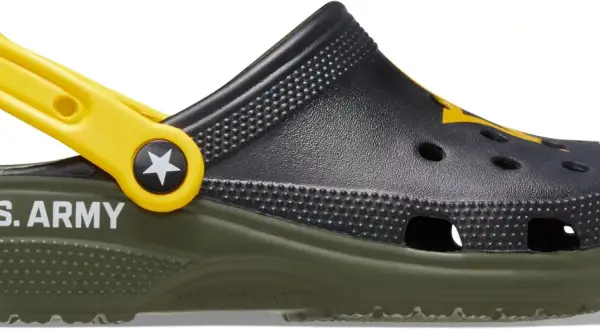 Crocs militari con logo U.S. ARMY e stella gialla. Suola verde e tomaia nera con dettagli gialli.