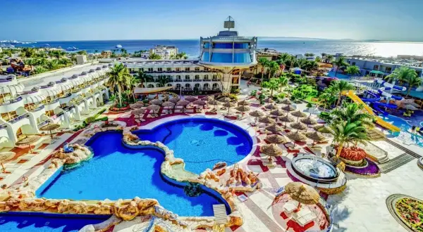 Widok na luksusowy **sea gull beach resort** z basenami, zjeżdżalniami i widokiem na morze.