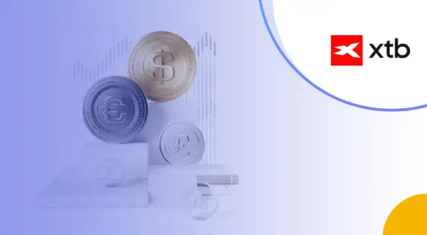 Monety z symbolami euro, dolara i funta szterlinga na tle wykresu. Logo XTB sugeruje poziom depozytu.