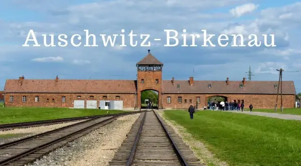 Brama w Auschwitz-Birkenau, gdzie kiedyś nie było cennika, a jedynie cierpienie. Torem kolejowym do bramy.