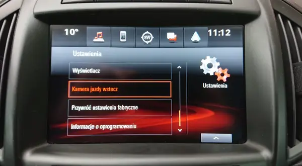 Menu ustawień radia w Oplu Insignia. Wybierz "Przywróć ustawienia fabryczne", aby zresetować radio w Insigni.