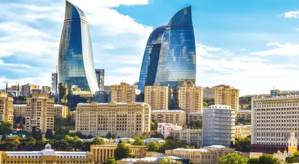 Nowoczesne wieżowce Flame Towers w Baku, symbolizujące rozwój i bezpieczeństwo Azerbejdżanu, na tle błękitnego nieba.