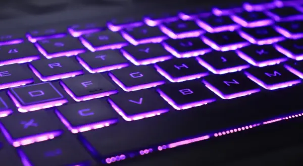 Klawiatura Lenovo z fioletowym podświetleniem. Dowiedz się, jak włączyć podświetlaną klawiaturę Lenovo, aby grać lub pracować w ciemności.