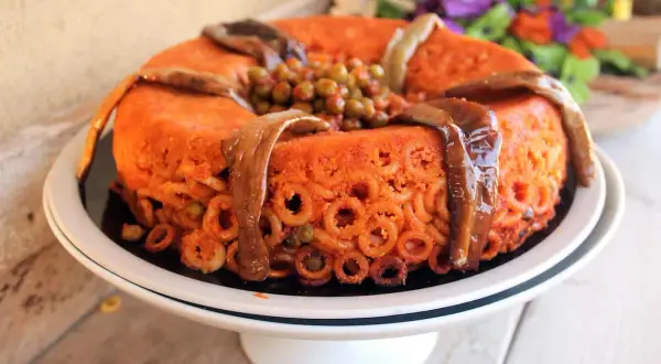 Timballo di anelletti alla palermitana ricetta originale: un capolavoro di pasta, melanzane e piselli, pronto per essere gustato.