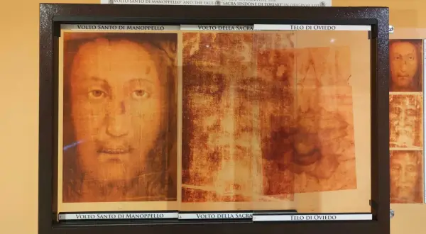 Volto Santo di Manoppello, Volto della Sacra Sindone e Telo di Oviedo affiancati, un confronto visivo di immagini sacre.