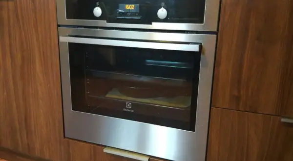 Nowoczesny piekarnik do zabudowy Electrolux, idealny do kuchni. Sprawdź nasz ranking piekarników do zabudowy!