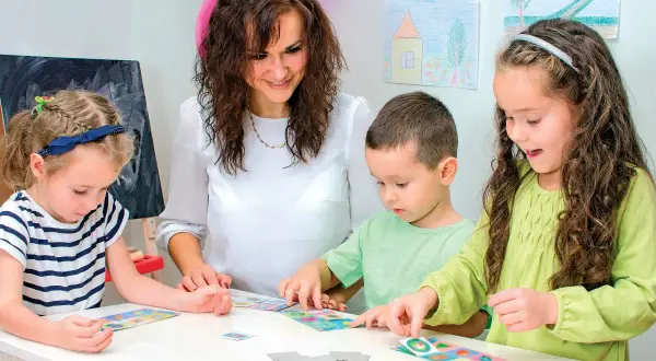 Ile opiekunek na dzieci w przedszkolu? Kluczowe przepisy i normy